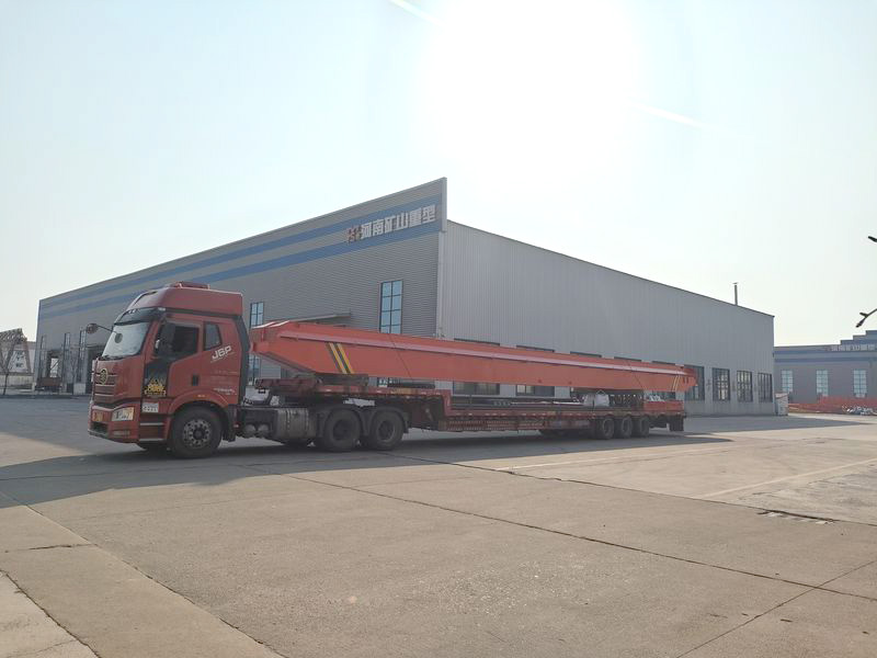 兩臺10噸跨度22.5米的電動單梁起重機，發(fā)往湖北黃岡